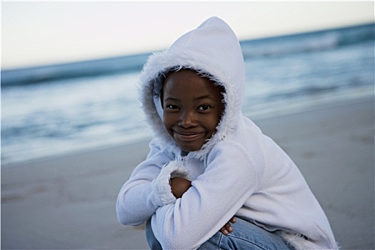 女孩,8-10岁,穿,白色,上面,帽子,蹲,海滩,日落,微笑,头像,倾斜