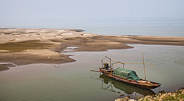 渔船停靠在江边的情景