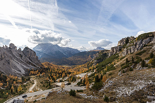 高山里的盘山公路,秋季的意大利多洛米蒂山脉