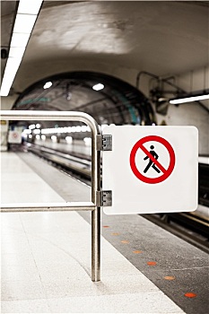 安全,禁止,标识,穿过,地铁站台