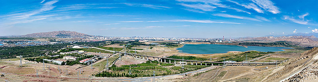 乌鲁木齐红雁池水库和铁路桥全景