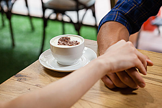 情侣,握手,咖啡杯,桌上,特写