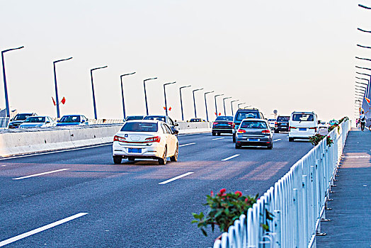 汽车行驶的城市道路