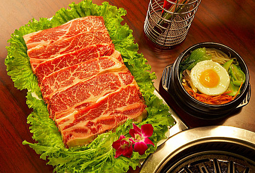 火锅配菜,肉片,调料和石锅拌饭