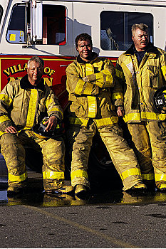 肖像,三个,男性,消防员,靠着,消防车