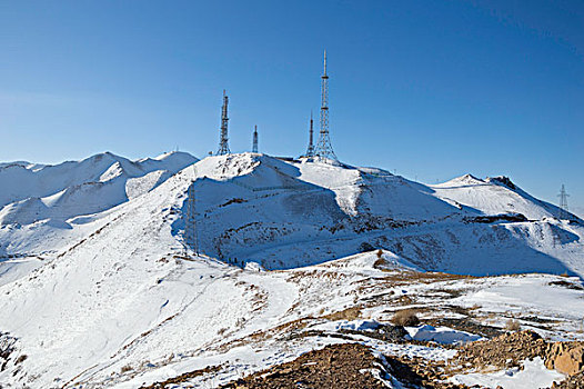 雪地里的信号塔