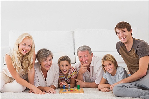 家庭,看镜头,棋类游戏