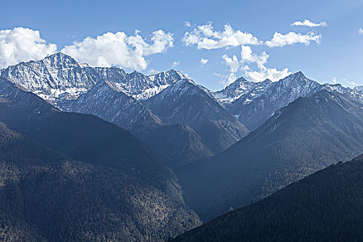 在巴郎山远眺四姑娘山