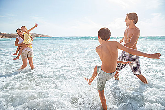 家庭,玩,一起,波浪,海滩
