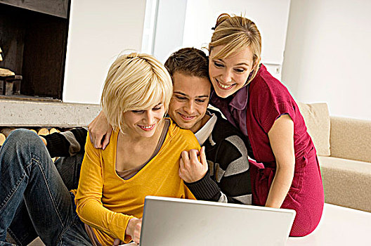 男青年,两个,女青年,看,笔记本电脑,微笑