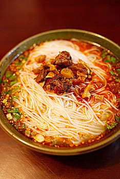 一碗中国传统美食小吃汤面