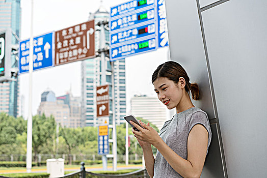 年轻,职业女性,看,智能手机,城市,上海,中国