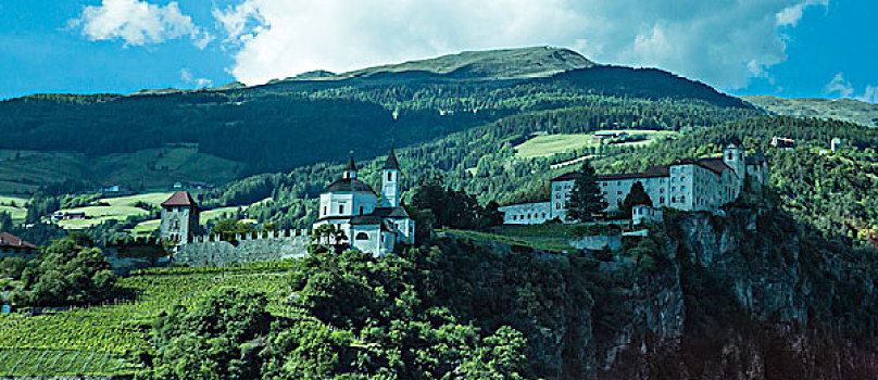 阿尔卑斯山古城堡