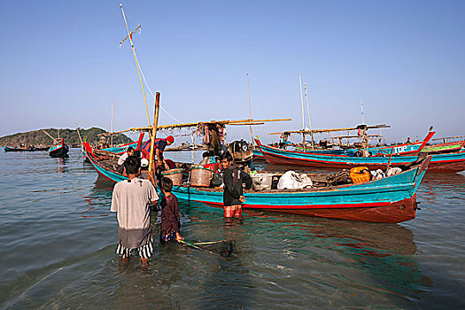 男人,涉水,水,鱼,抓住,渔船,岸边,渔村,若开邦,缅甸,亚洲