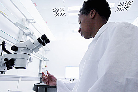 科学家,穿,白大褂,显微镜