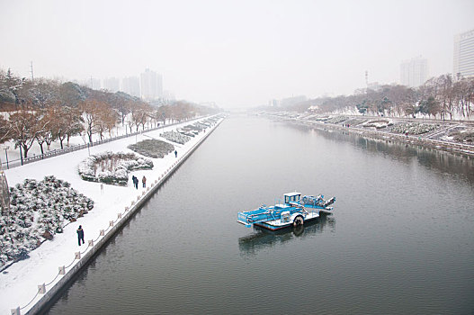 冬季雪天城市的河流风光