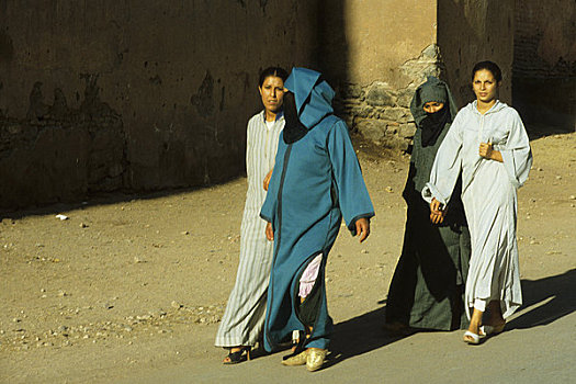 摩洛哥,马拉喀什,麦地那,老城,街景,女人,传统服饰,穆斯林斗篷