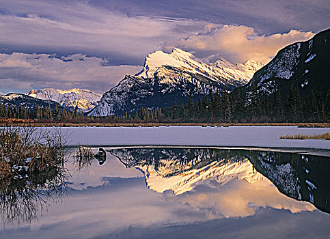 朱红色,湖,伦多山,班芙国家公园,艾伯塔省,加拿大