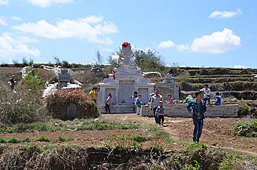 农村陵墓景观,中国,中国文化,传统文化,保护,农村,历史建筑,威宁,宗教,建筑,开凿,文化,文化遗产,文物,旅游,旅行,树木,民俗,民间,洞窟,石刻,石雕,精美,精致,花,花草,贵州,遗址,遗迹,陵墓