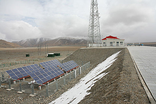 青海,青藏铁路玉珠峰车站,青藏铁路上的很多车站都是使用太阳能电池板提供电力