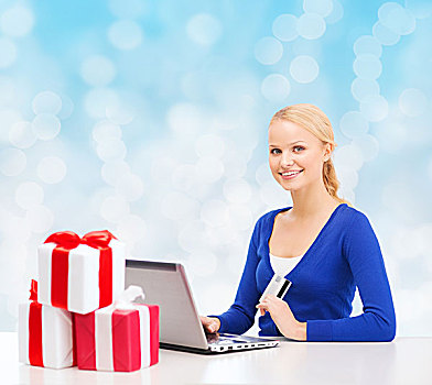 圣诞节,休假,科技,购物,概念,微笑,女人,礼盒,信用卡,笔记本电脑,上方,蓝色,背景