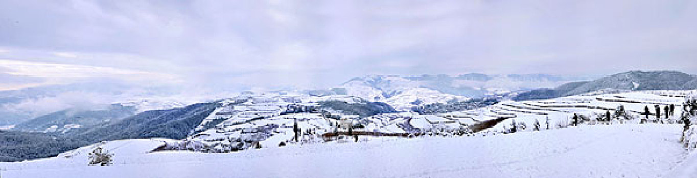 云南东川红土地雪原中的摄影爱好者