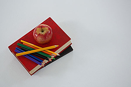 苹果,彩笔,书本,白色背景,背景,俯视