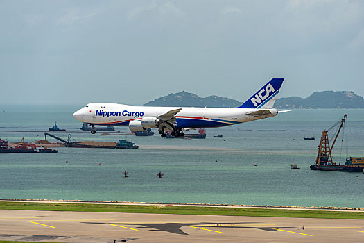 一架日本货运航空的货机正降落在香港国际机场