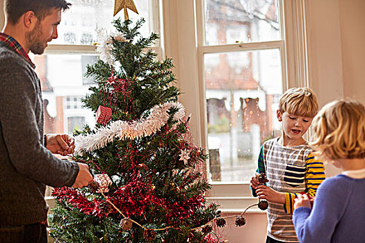 父亲,两个孩子,装饰,圣诞树,在家
