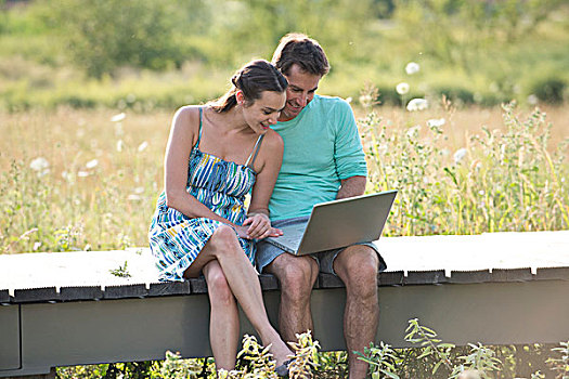 坐,夫妇,乡村,木板路,笔记本电脑