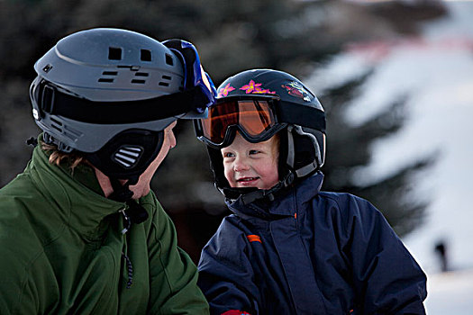 父子,戴着,头盔,滑雪,面具,滑雪区,赤鹿,艾伯塔省,加拿大