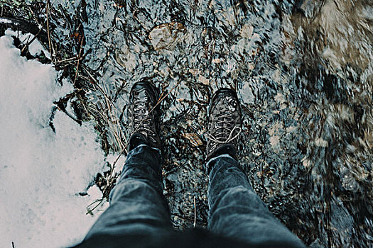 远足鞋,溪流