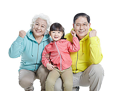 穿运动服的爷爷奶奶和孙女做加油的姿势