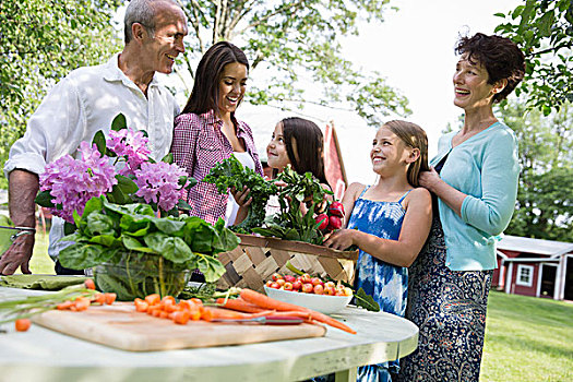 家庭聚会,桌子,沙拉,新鲜水果,蔬菜,父母,孩子