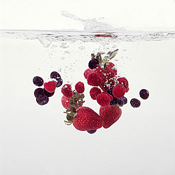 草莓和蓝莓,飞溅,成,水