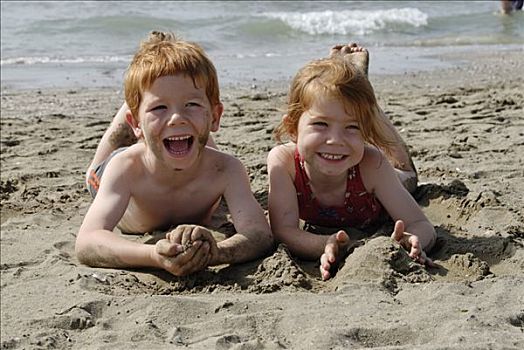 两个孩子,放入,水,乐趣,海滩