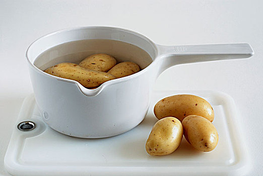 煮沸,土豆,水中