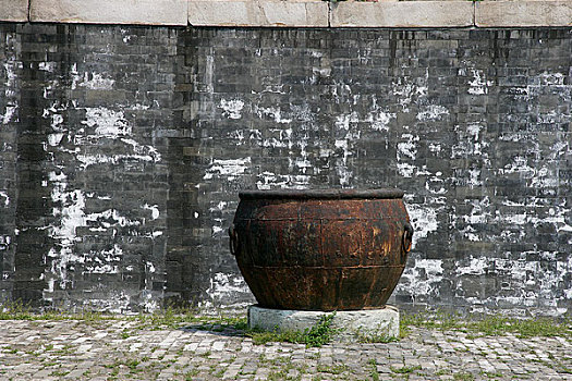 北京天坛公园内的古老水缸