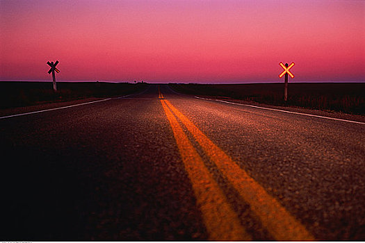 乡村道路,黄昏,艾伯塔省,加拿大