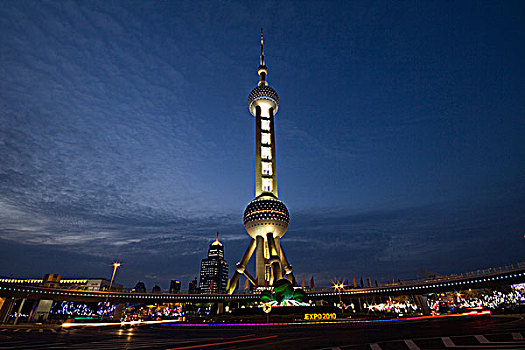 上海浦东陆家嘴的东方明珠电视塔的夜景