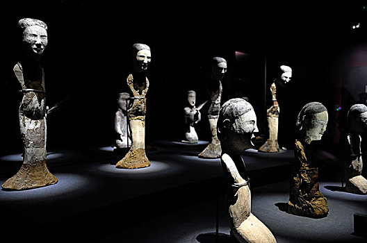 中国湖南博物馆展出的长沙马王堆出土的人偶