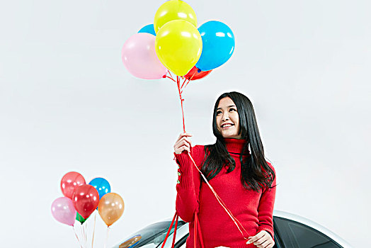 拿彩色气球的亚洲女青年