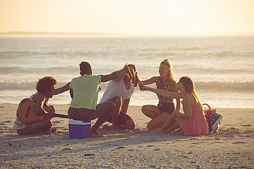 群体,朋友,祝酒,啤酒瓶,海滩
