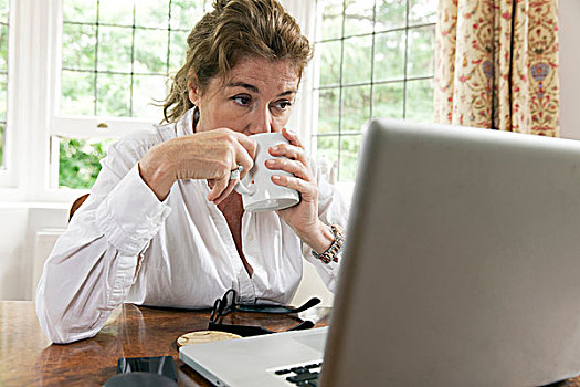 烦恼,成年,女人,工作,笔记本电脑,喝咖啡,客厅