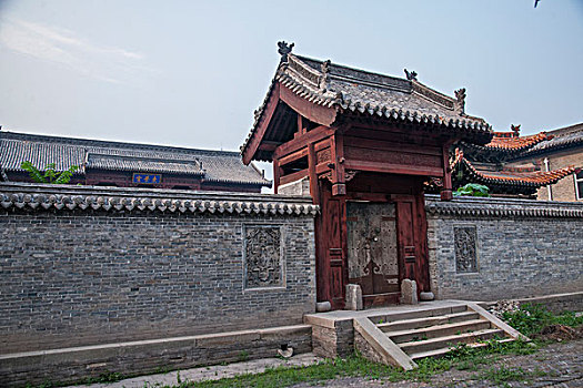 查干湖畔著名藏传佛教古刹之一----妙因寺左右小山门
