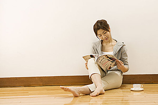 女人,读,杂志,地板
