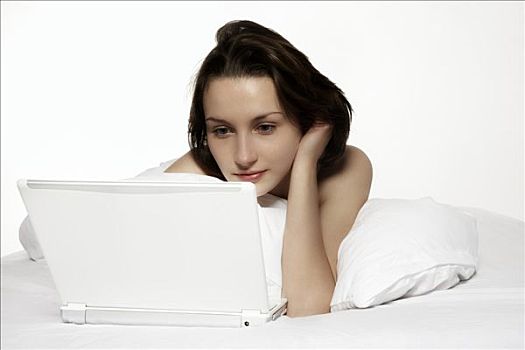 年轻,黑发,女人,工作,笔记本电脑,床上