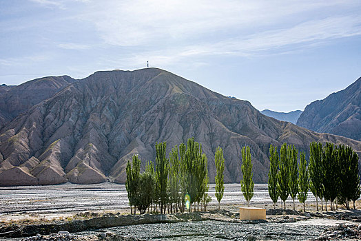 新疆喀什至塔什库尔干塔吉克自治县314国道边的塔什库尔干河谷