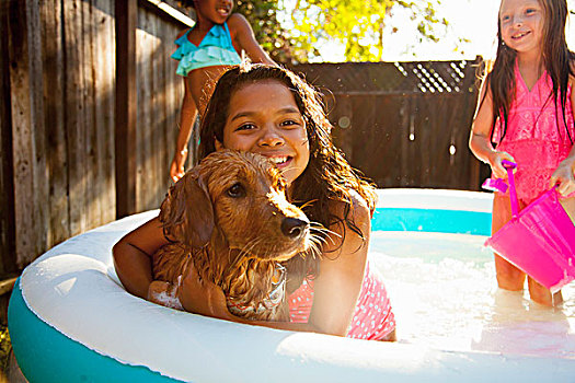 三个女孩,狗,花园,涉水,游泳池