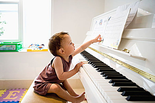小男孩,坐,钢琴,室外,好奇,乐谱